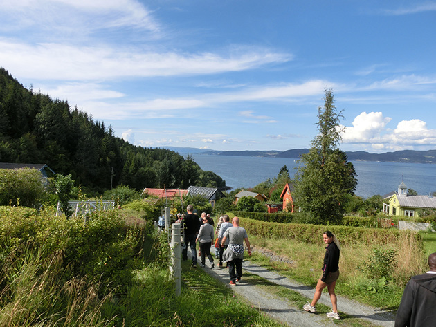Lang rekke mennesker på vandring, hagedag på Klemetsaune kolonihage sommeren 2014